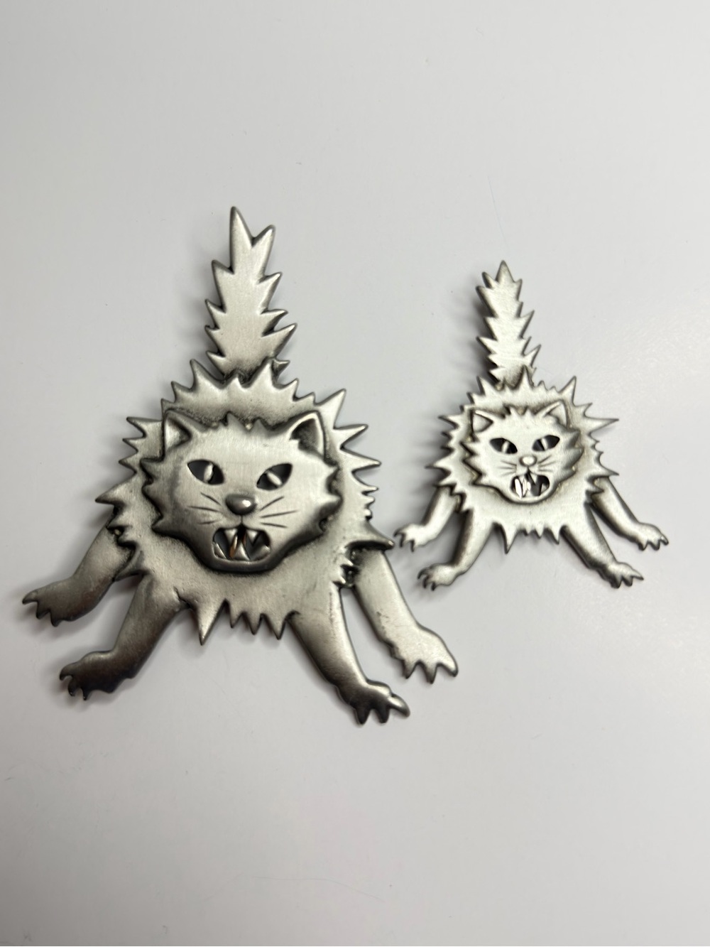 Set of 2 Vintage Collectible Designer Signed JJ Pewter Scared Cats Brooches Pins